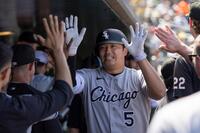 ７回、２戦連続となる７号ソロを放ち、ベンチで祝福される村上（写真提供・ＡＰ／アフロ）