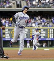 ロッキーズ戦の１回、相手失策で出塁し、タッカー（奥）の２ランで塁を回る大谷（共同）