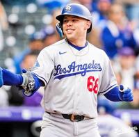 　二回、５号ソロを放って笑みを浮かべるラッシング（ロサンゼルス・ドジャース提供）