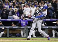 ９回、右前打を放つ大谷。昨季から50試合連続出塁となった（共同）