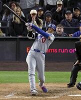 ９回、右前打を放つ大谷。昨季から５０試合連続出塁となった（共同）