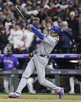 ９回、右前打を放つ大谷。昨季から５０試合連続出塁となった（共同）