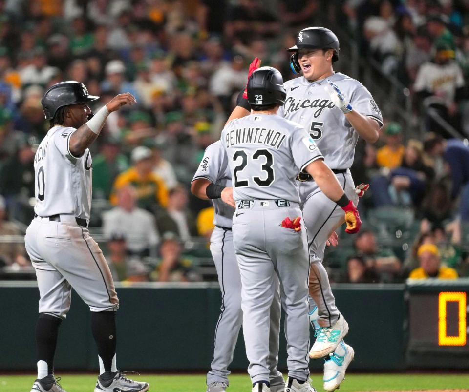 　７回、満塁本塁打を放ち、迎えられる村上（共同）