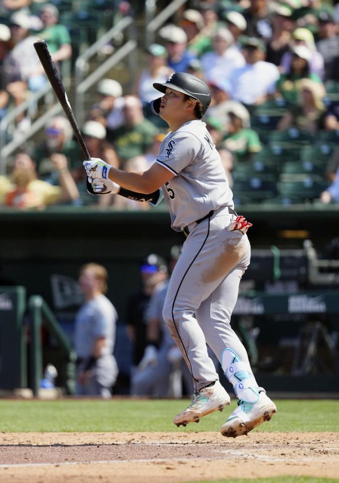 アスレチックス戦の７回、２試合連続の本塁打となる７号ソロを放つ村上（共同）