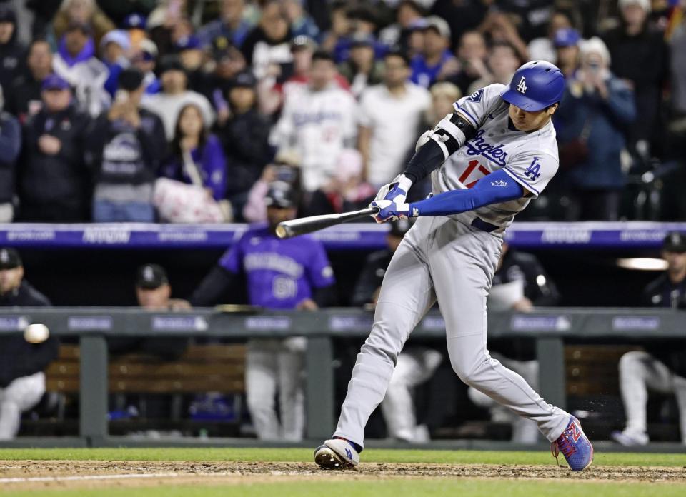 ９回、右前打を放つ大谷。昨季から50試合連続出塁となった（共同）