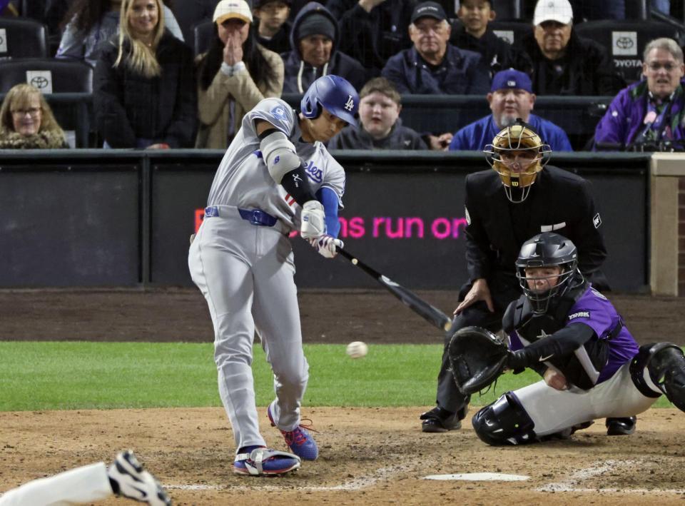 ９回、右前打を放つ大谷。昨季から５０試合連続出塁となった（共同）