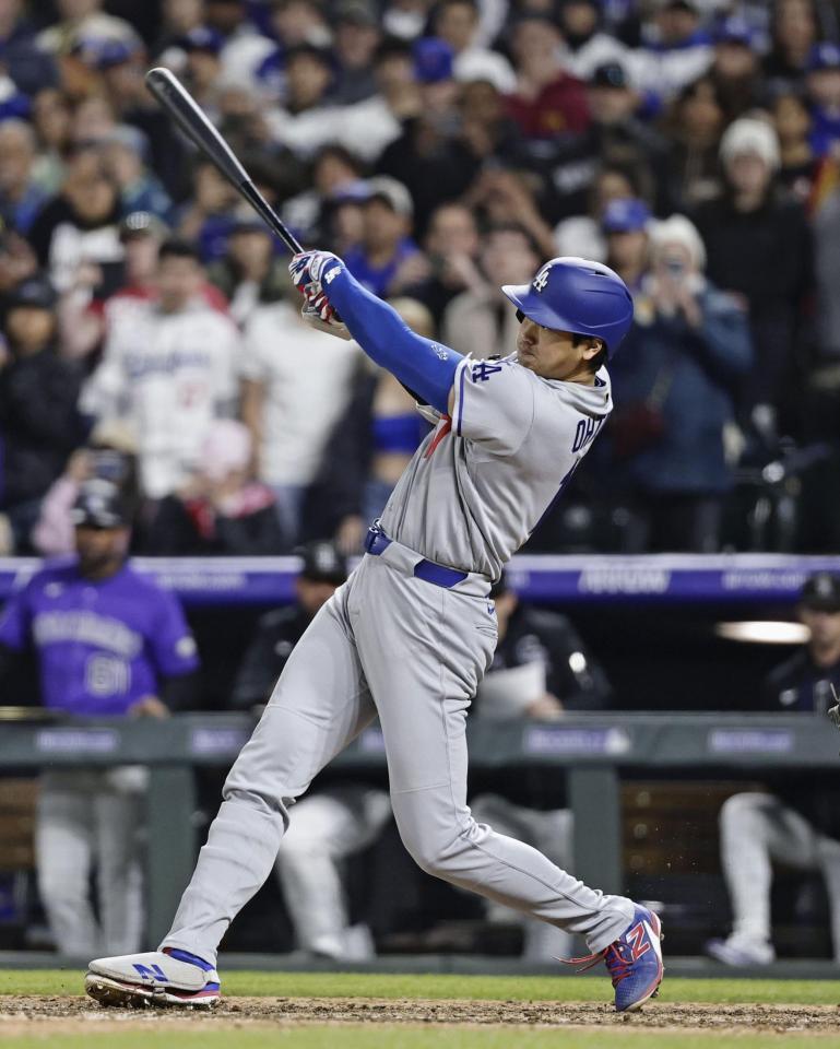 ９回、右前打を放つ大谷。昨季から５０試合連続出塁となった（共同）