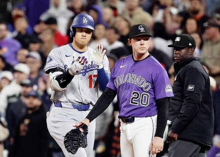 　９回、右前打で出塁したドジャース・大谷（左）。昨季から５０試合連続出塁となった（共同）