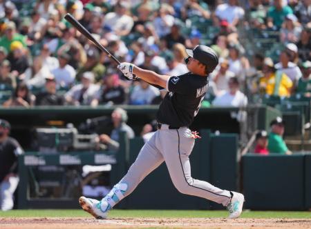 　アスレチックス戦の５回、８号２ランを放つホワイトソックス・村上＝サクラメント（共同）