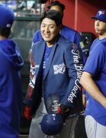 　ダイヤモンドバックス戦の３回、３号ソロを放ちベンチで笑顔を見せるブルージェイズ・岡本＝フェニックス（共同）