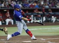 　ダイヤモンドバックス戦の３回、３号ソロを放つブルージェイズ・岡本＝フェニックス（共同）