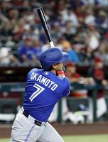 　ダイヤモンドバックス戦の３回、３号ソロを放つブルージェイズ・岡本＝フェニックス（共同）