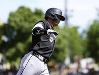 　アスレチックス戦の５回、３試合連続本塁打となる８号２ランを放ち塁を回るホワイトソックス・村上＝サクラメント（共同）