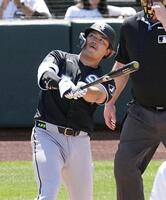 　アスレチックス戦の５回、３試合連続本塁打となる８号２ランを放つホワイトソックス・村上＝サクラメント（共同）