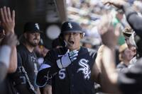 　アスレチックス戦の５回、３試合連続本塁打となる８号２ランを放ちベンチで喜ぶホワイトソックス・村上＝サクラメント（ＡＰ＝共同）