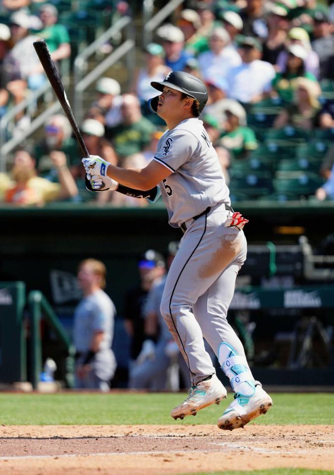 　７回、２試合連続の本塁打となる７号ソロを放つホワイトソックス・村上（共同）