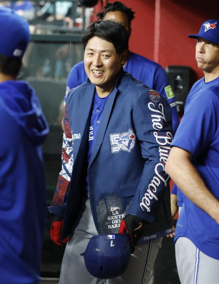 　ダイヤモンドバックス戦の３回、３号ソロを放ちベンチで笑顔を見せるブルージェイズ・岡本＝フェニックス（共同）