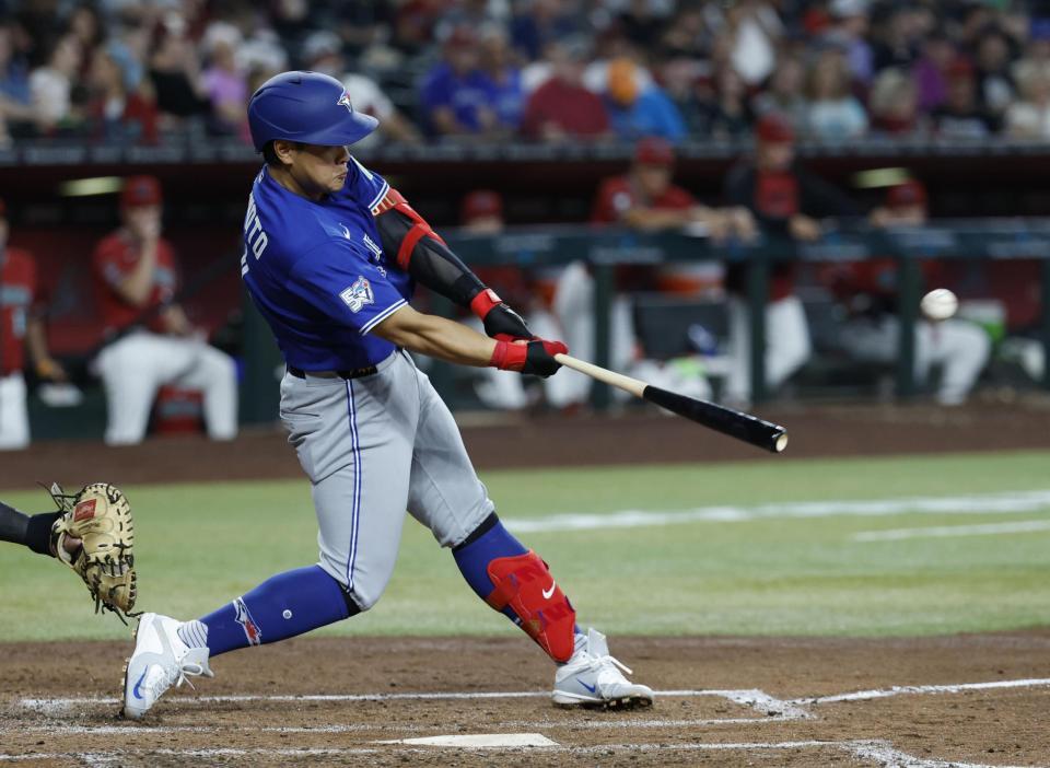 　ダイヤモンドバックス戦の３回、３号ソロを放つブルージェイズ・岡本＝フェニックス（共同）