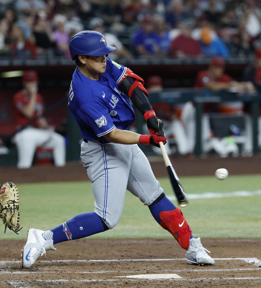 　ダイヤモンドバックス戦の３回、３号ソロを放つブルージェイズ・岡本＝フェニックス（共同）