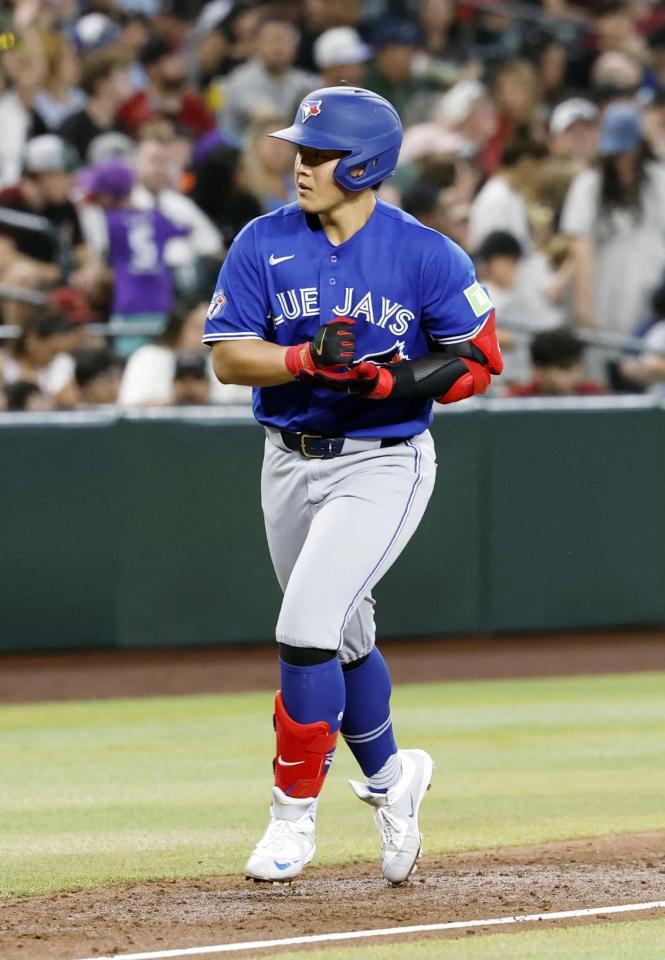 　ダイヤモンドバックス戦の３回、３号ソロを放ち、ポーズをとりながら本塁に向かうブルージェイズ・岡本＝フェニックス（共同）