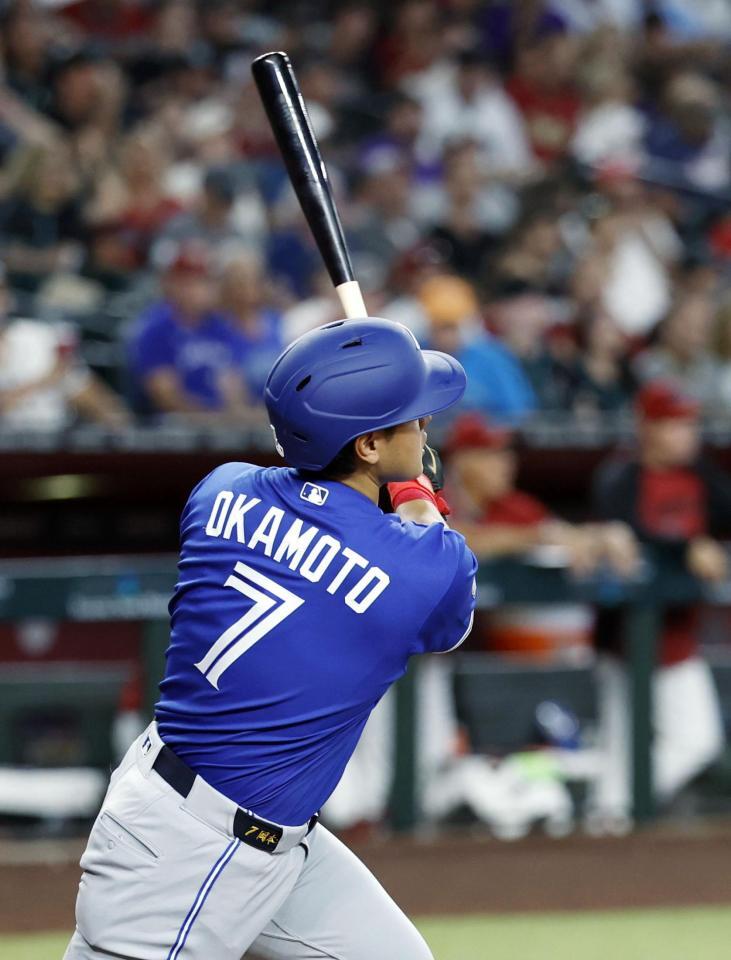 　ダイヤモンドバックス戦の３回、３号ソロを放つブルージェイズ・岡本＝フェニックス（共同）