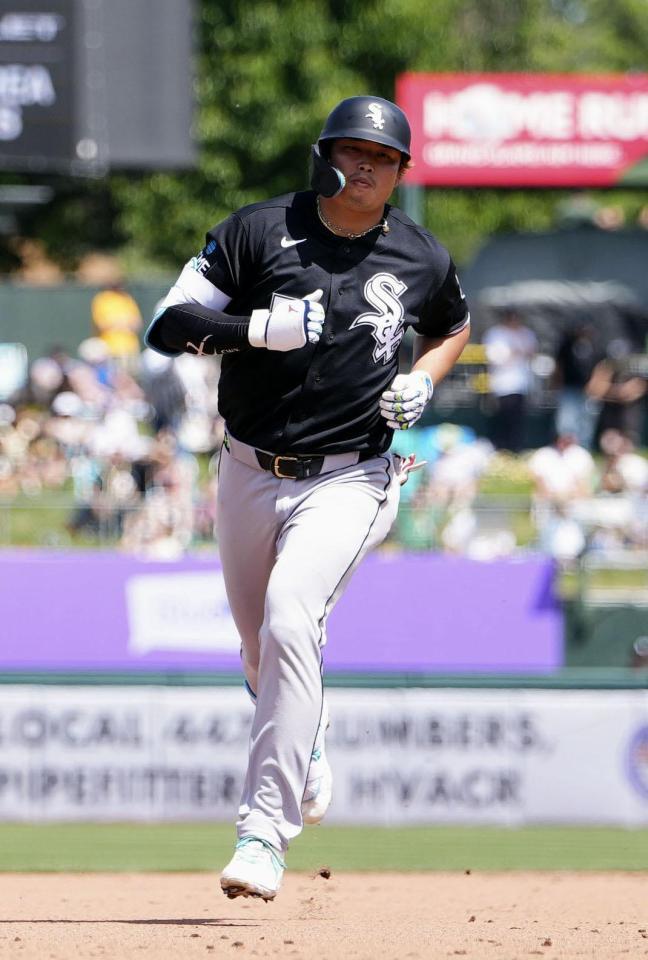 　アスレチックス戦の５回、３試合連続本塁打となる８号２ランを放ち塁を回るホワイトソックス・村上＝サクラメント（共同）