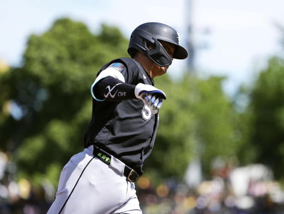 　アスレチックス戦の５回、３試合連続本塁打となる８号２ランを放ち塁を回るホワイトソックス・村上＝サクラメント（共同）