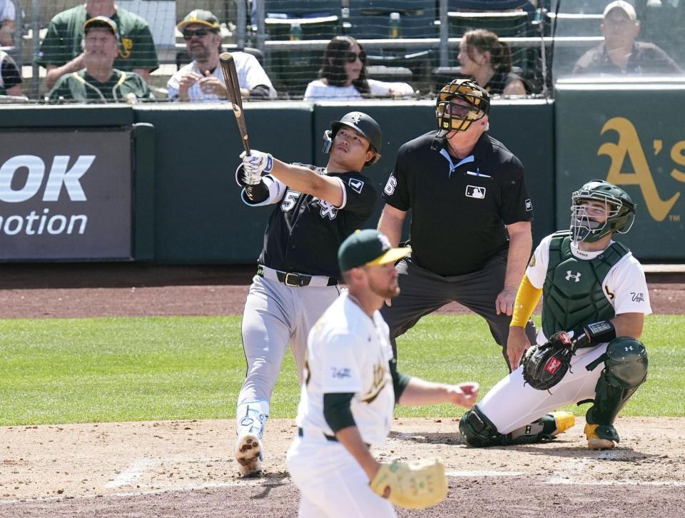 　アスレチックス戦の５回、３試合連続本塁打となる８号２ランを放つホワイトソックス・村上＝サクラメント（共同）