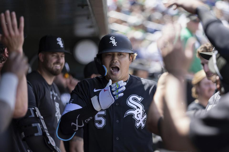 　アスレチックス戦の５回、３試合連続本塁打となる８号２ランを放ちベンチで喜ぶホワイトソックス・村上＝サクラメント（ＡＰ＝共同）