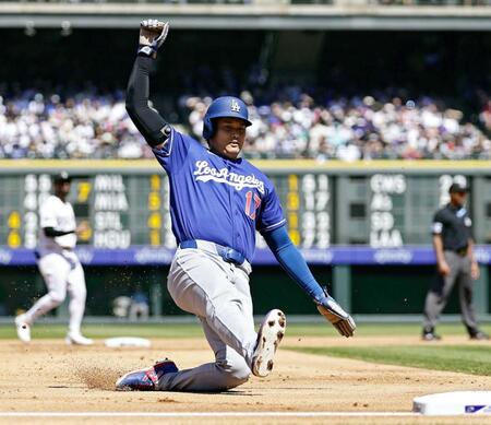 　３回、後続のゴロで三塁に滑り込むドジャース・大谷（共同）