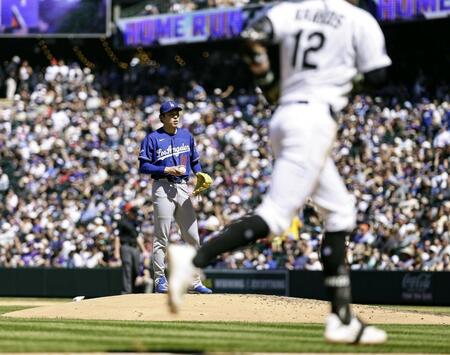 　ロッキーズ戦の５回、キャロス（手前）にソロ本塁打を浴びたドジャース・佐々木＝デンバー（共同）