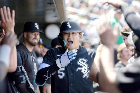 　５回、３試合連続本塁打となる８号２ランを放ち、ベンチで喜ぶホワイトソックス・村上（ＡＰ＝共同）