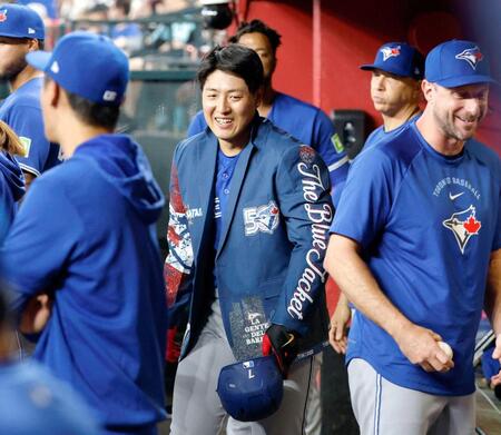 　３回、３号ソロを放ちベンチで笑顔を見せるブルージェイズ・岡本（共同）