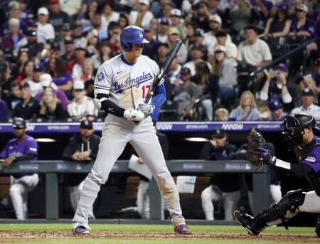 　８回、四球を選ぶ大谷（共同）