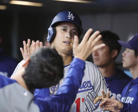 　３回、後続のゴロに失策が絡んで生還を果たし、迎えられる二走大谷（共同）