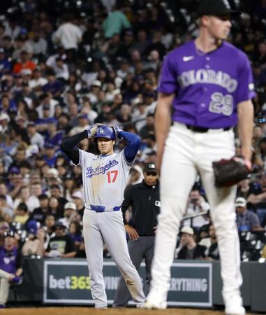 　６回、申告敬遠で出塁した大谷（共同）