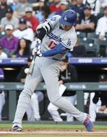 　１回、一ゴロを放つ大谷（共同）