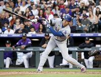 　３回、右前打を放つ大谷。昨季からの連続試合出塁を52に伸ばした（共同）