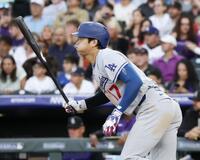 ３回、右前打を放つ大谷（共同）