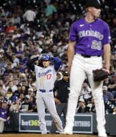 　６回、申告敬遠で出塁した大谷（共同）