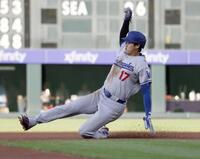 　１回、今季初盗塁を決める大谷（共同）