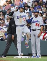 　３回、右前打を放ち、昨季からの連続試合出塁を52に伸ばした大谷（共同）