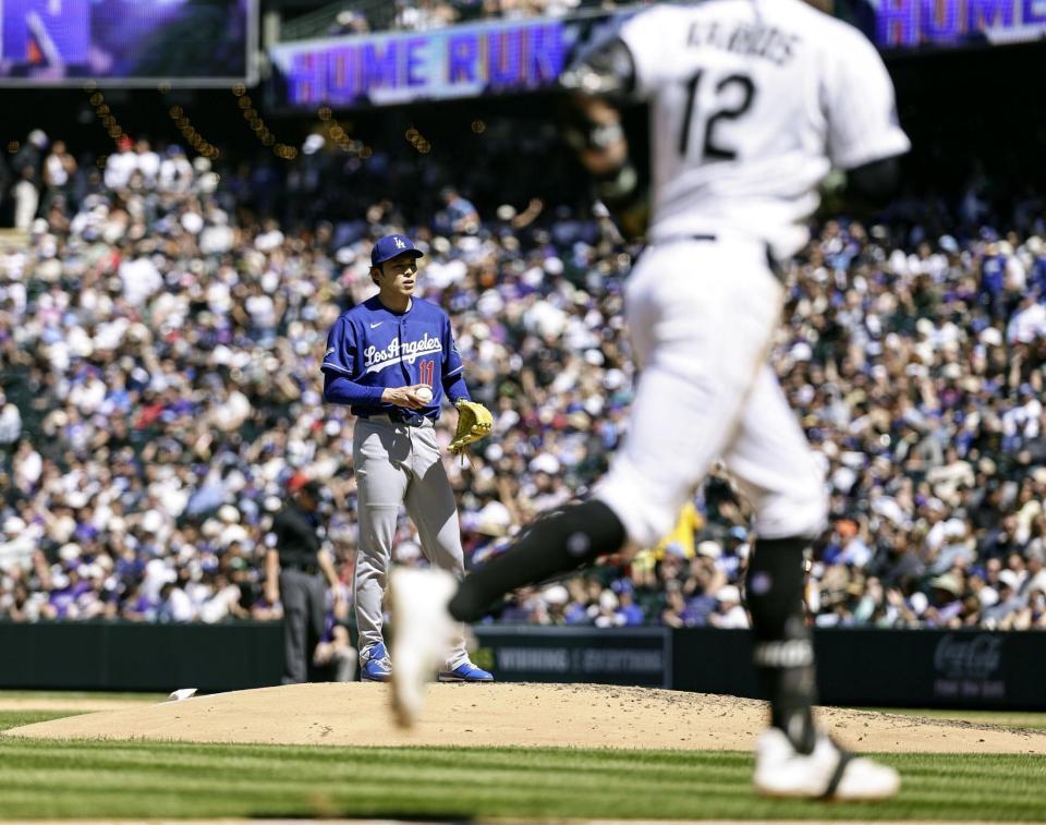 　ロッキーズ戦の５回、キャロス（手前）にソロ本塁打を浴びたドジャース・佐々木＝デンバー（共同）