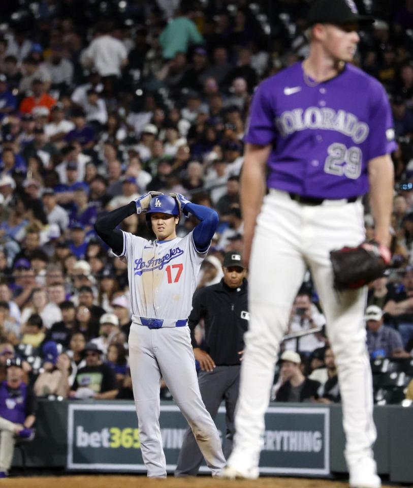 　６回、申告敬遠で出塁した大谷（共同）