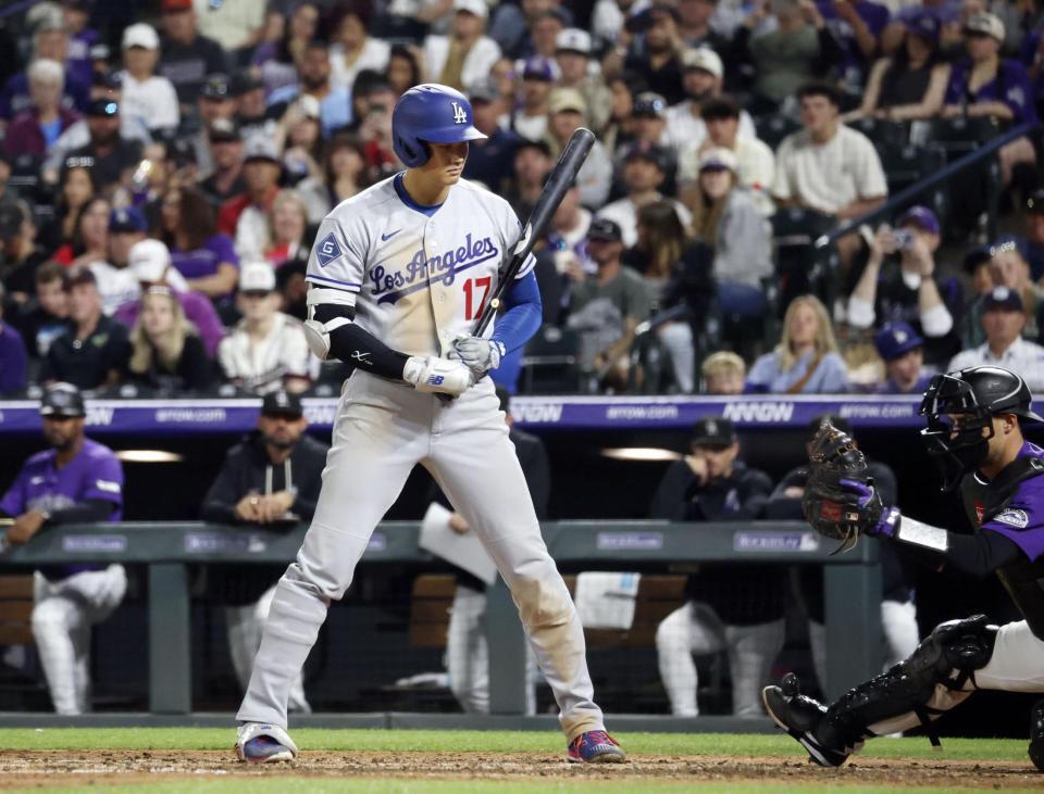 　８回、四球を選ぶ大谷（共同）