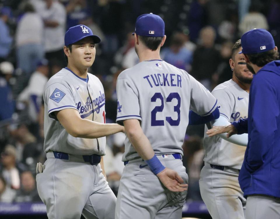 　ロッキーズに勝利し、チームメートとタッチを交わす大谷（左端）＝共同