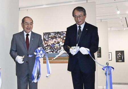 　米大リーグ・ドジャースの公式カメラマンによる写真展のオープニングセレモニー＝21日午前、岡山県の備前市美術館