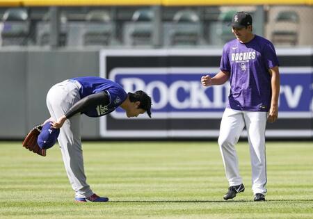 　試合前、ロッキーズ・菅野（右）とあいさつを交わすドジャース・大谷＝デンバー（共同）
