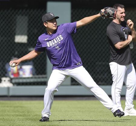 　キャッチボールする菅野（共同）