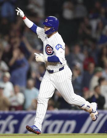 ７回、２ランを放ち喜ぶ鈴木（ゲッティ＝共同）